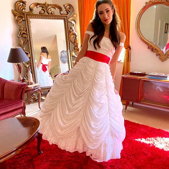 Vintage White Layered Ball Gown Wedding Dress - Picture 4 of 17